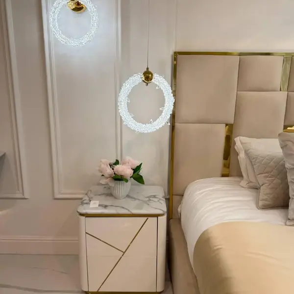 Kryształowa lampa wisząca złota ICE XS, personalizowana w aranżacjach wnętrz od Primavera Home.