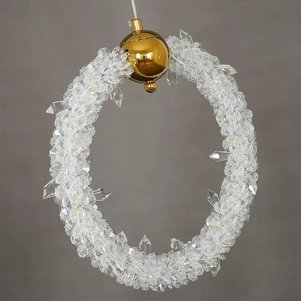 Luksusowy styl lampy wiszącej złotej ICE XS w nowoczesnym wnętrzu od Primavera Home.
