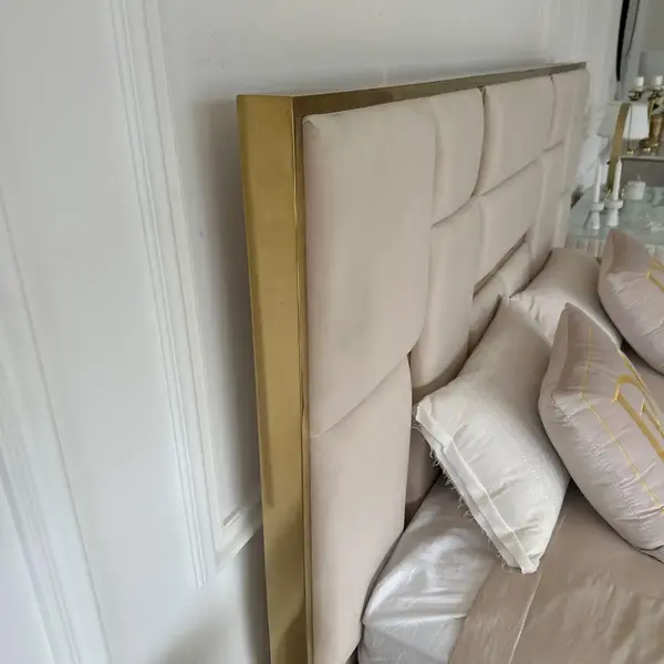 Beżowe łóżko zaprezentowane w galerii mebli Primavera Home.
