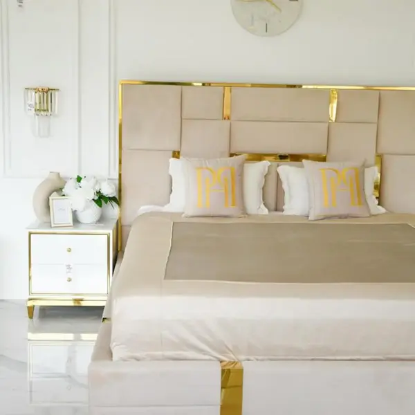 Skupienie na materiale bukowym łóżka glam w projekcie Primavera Home.