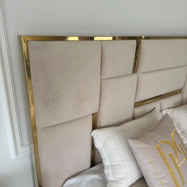 Luksusowe łóżko glamour w beżowym kolorze od Primavera Home w eleganckim wnętrzu.