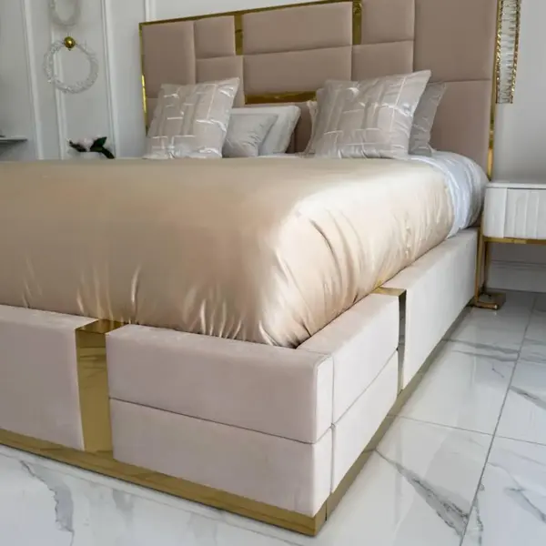 Detal znaku jakości mebli glamour od Primavera Home w beżowej tkaninie.