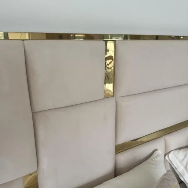 Nowoczesne łóżko glamour w salonie od Primavera Home, idealne do sypialni.