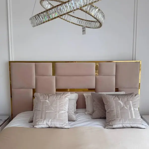 Ozdobne elementy łóżka glamour ze złotą listwą od Primavera Home.