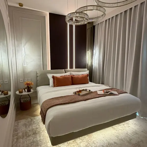 Elegancka aranżacja łóżka tapicerowanego SONIC w stylu glam. Projekt od Primavera Home.