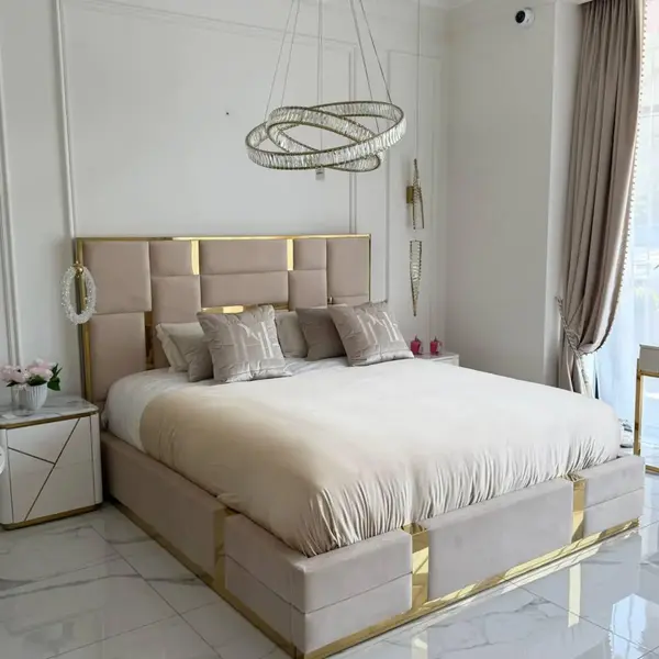 Ogólny widok nadzwyczajnego łóżka glamour od Primavera Home.
