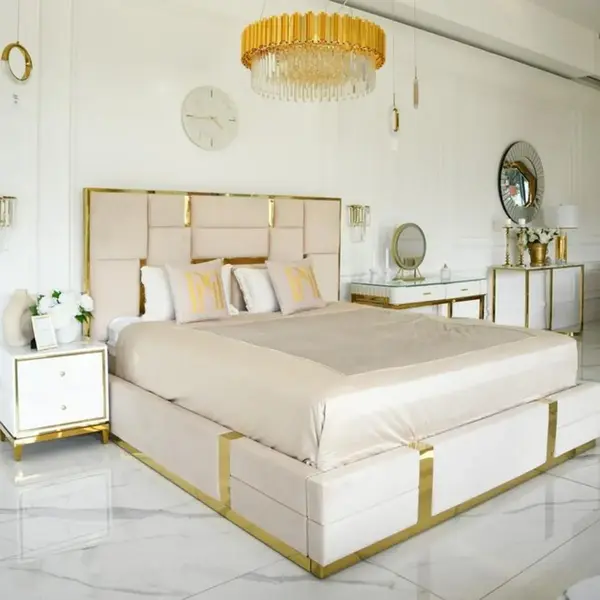 Detal złotej listwy łóżka glamour od Primavera Home w aranżacji wnętrza.