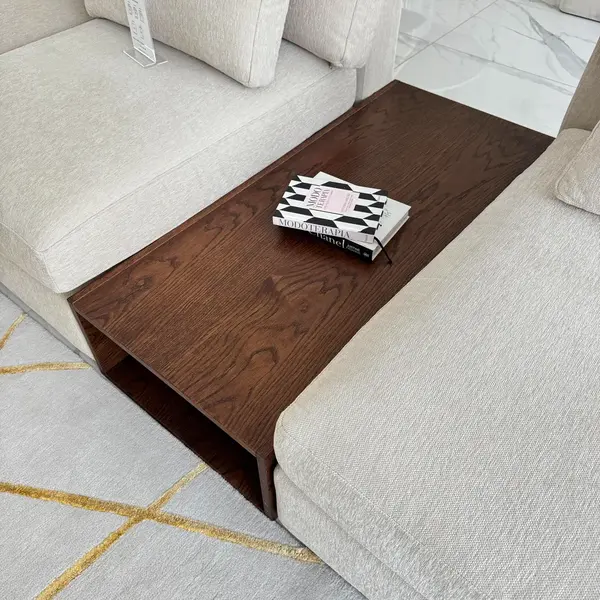 Detal aranżacji sofy FIGARO, od Primavera Home w eleganckim wnętrzu.