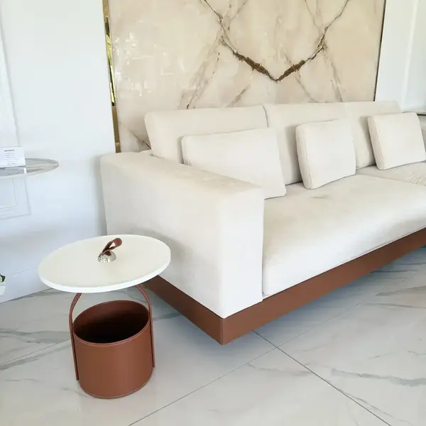 Bok sofy narożnej Napoleone, ukazujący jej nowoczesny design. Primwera Home w Warszawie.