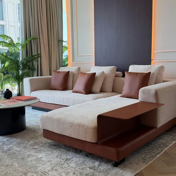 Efektowna sofa narożna Napoleone w nowoczesnym wnętrzu, prezentująca elegancję. Primavera Home.