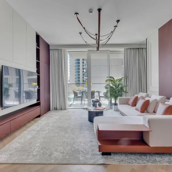 Wnętrze w stylu urban z narożnikiem Napoleone, projekt od Primavera Home.