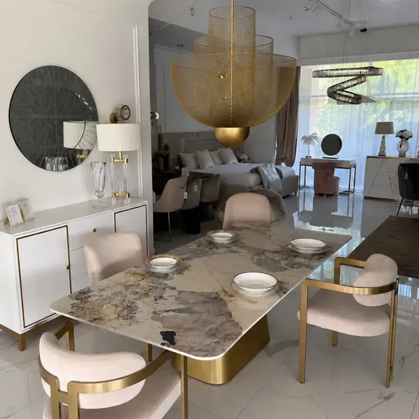 Panel administracyjny z możliwością personalizacji w eleganckim biurze. Projekty od Primavera Home.
