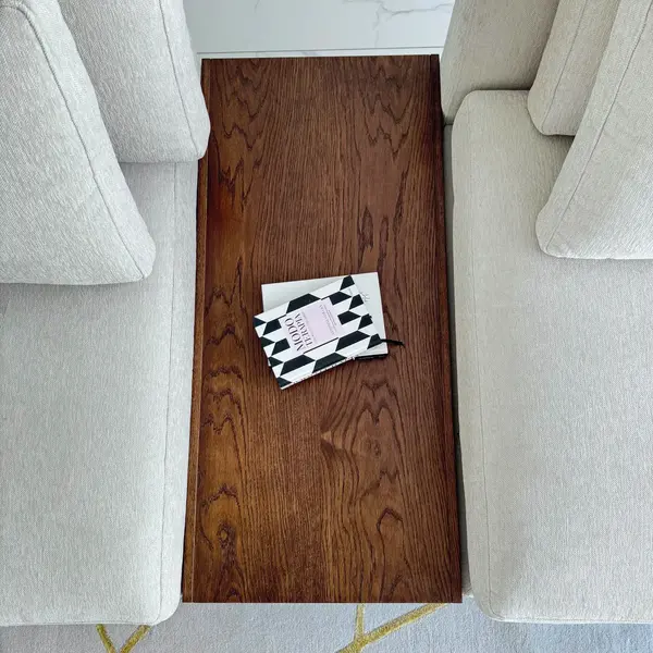 Detal aranżacji sofy FIGARO w salonie. Projekt od Primavera Home.