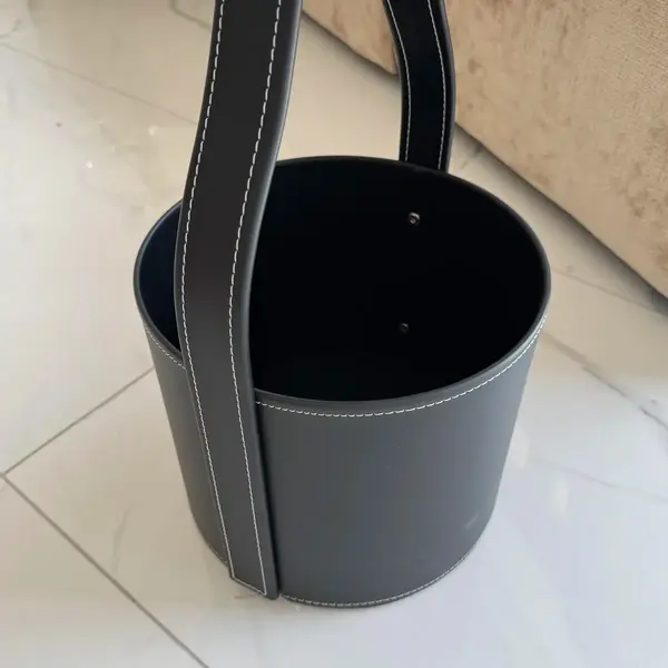 Stylowa ekspozycja stolika kawowego Tavolino od Primavera Home w eleganckim otoczeniu.