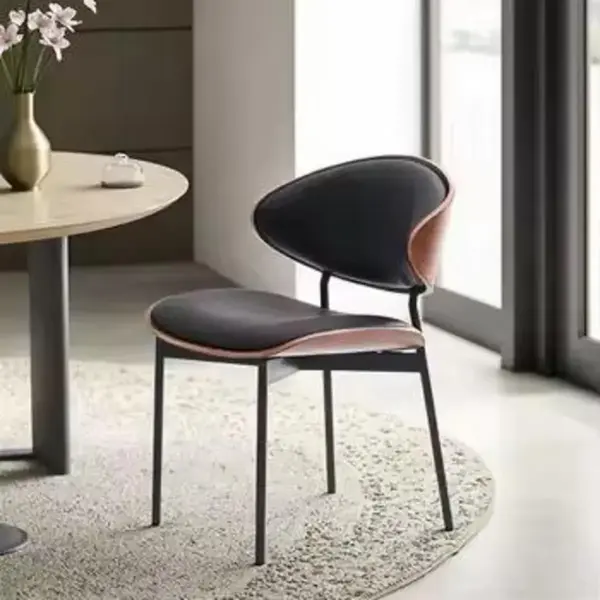 Ekspozycja krzesła Wing w showroomie w Warszawie. Designerskie meble Primavera Home.