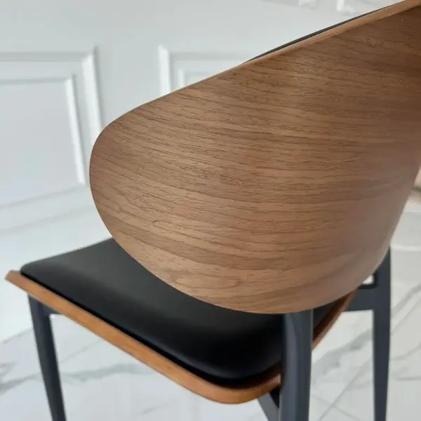 Detal ekoskóry na designerskim krześle Wing. Meble Primavera Home w luksusowym stylu.