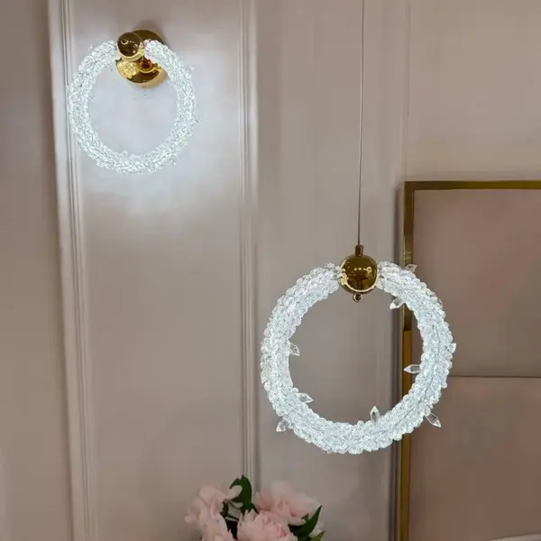 Zbliżenie na złotą lampę wiszącą ICE XS, projekt od Primavera Home w nowoczesnym stylu.