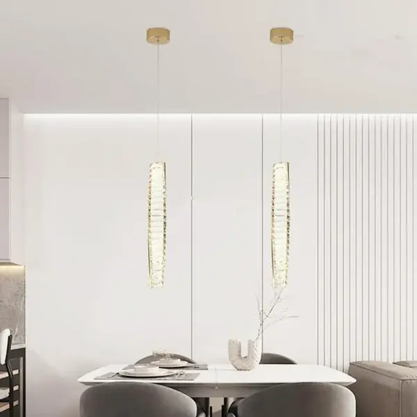 Modernistyczna aranżacja żyrandola kryształowego złotego Crystal XS od Primavera Home.