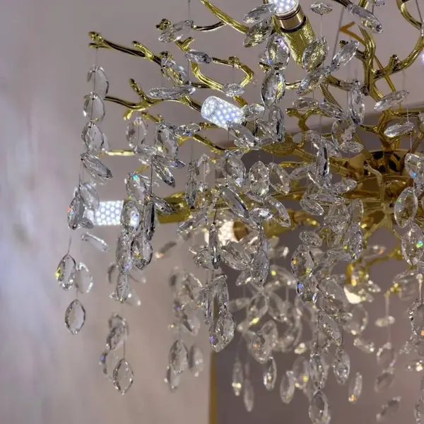 Designerski styl złotego żyrandola kryształowego QUEEN w aranżacji wnętrza od Primavera Home.