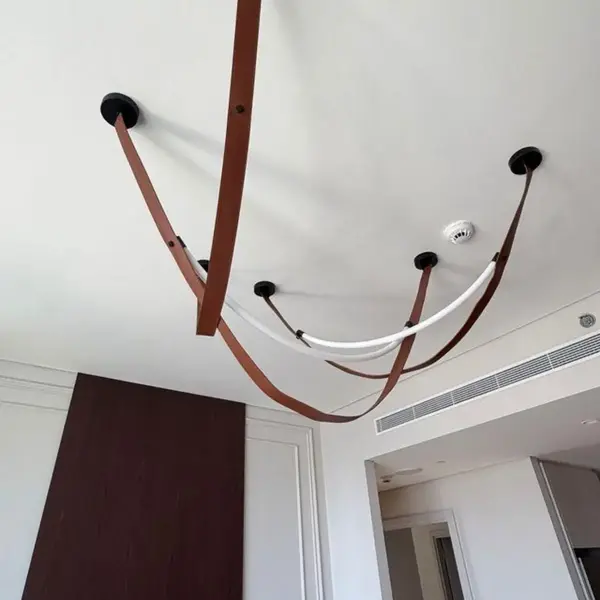 Innowacyjny design żyrandola Cosmopolitan S-M w ekskluzywnym wnętrzu. Meble od Primavera Home.