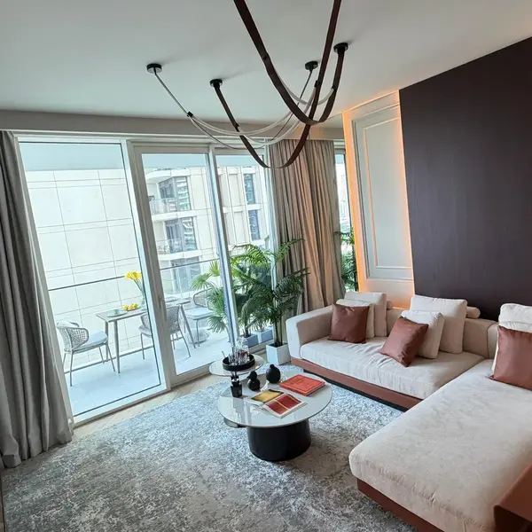 Żyrandol Cosmopolitan S-M w stylu industrialnym, doskonały do loftów. Projekt od Primavera Home.