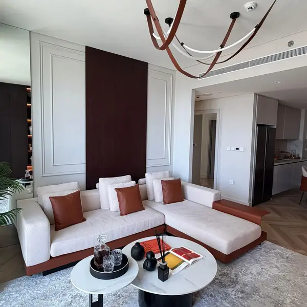 Żyrandol Cosmopolitan S-M w aranżacji wnętrza szkolnego, dodający stylu przestrzeni. Meble od Primavera Home.