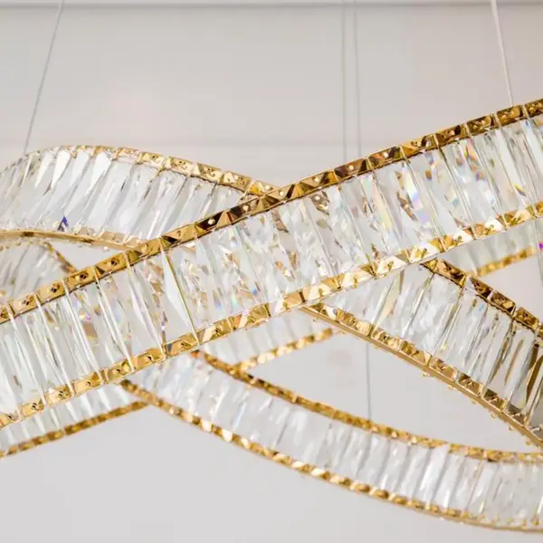 Luksusowy klimat stworzony przez żyrandol Kryształowy CRYSTAL L od Primavera Home.