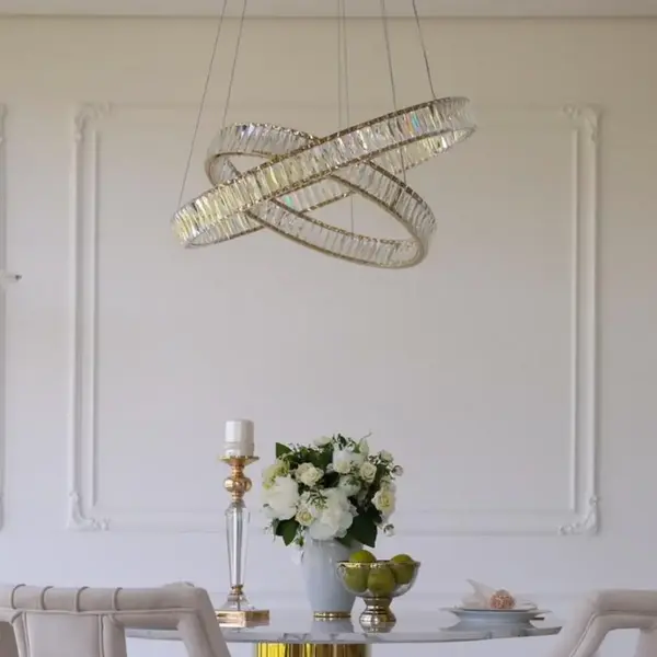 Prezentacja żyrandola Kryształowego CRYSTAL L od Primavera Home w pięknym wnętrzu.