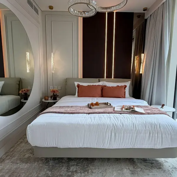 Ekspozycja żyrandola złotego Crystal XS w showroomie w Warszawie. Designerski akcent od Primavera Home.