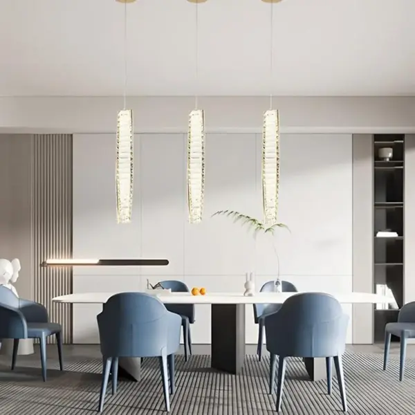 Żyrandol złoty Crystal XS w połączeniu z nowoczesnym designem wnętrza od Primavera Home.