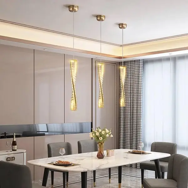 Złoty żyrandol kryształowy Crystal XS w glamour aranżacji od Primavera Home.