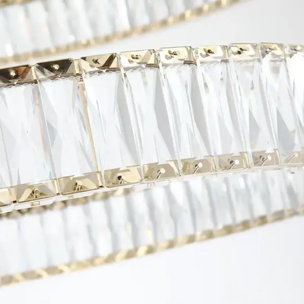 Detal różnych elementów żyrandola Kryształowego CRYSTAL L od Primavera Home.