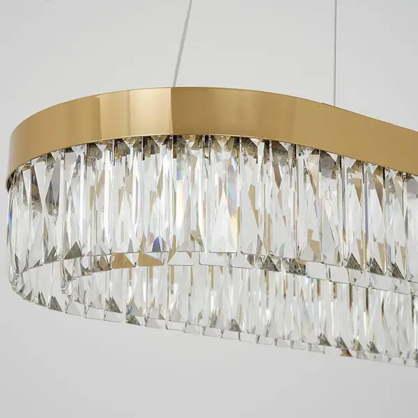 Aranżacja owalnego żyrandola Diamond w nowoczesnej kuchni. Projekt Primavera Home.