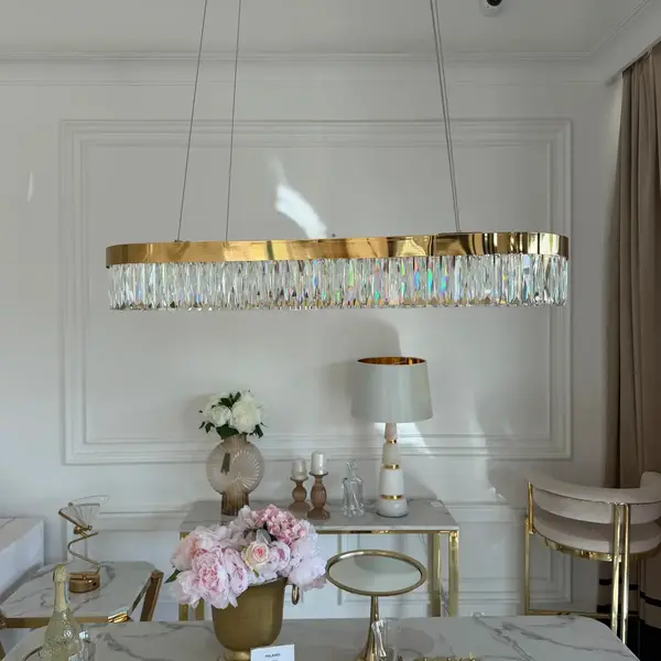 Efektowne ozdoby złotego żyrandola Diamond w aranżacji od Primavera Home.