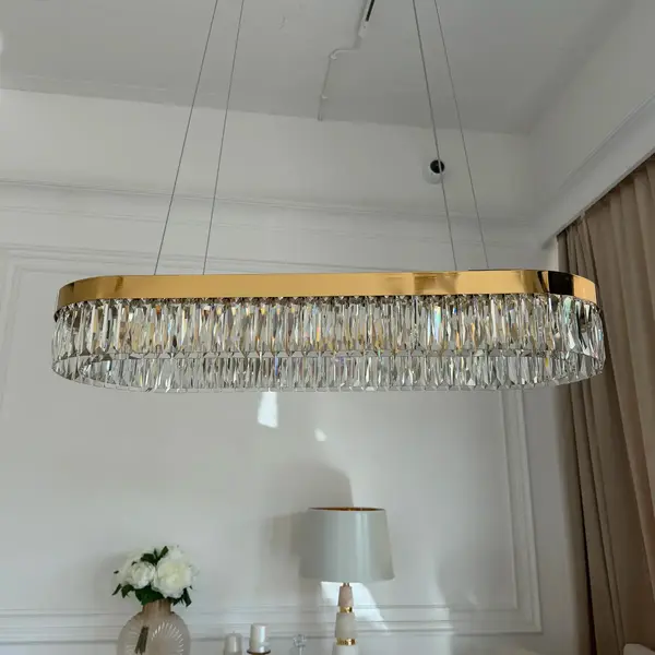 Detal kryształowego wykończenia żyrandola Diamond od Primavera Home.