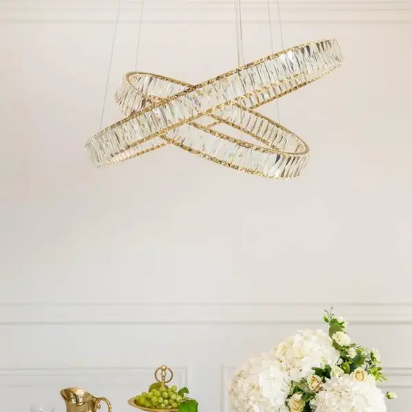 Zbliżenie na dwupoziomowy żyrandol Kryształowy CRYSTAL L od Primavera Home.
