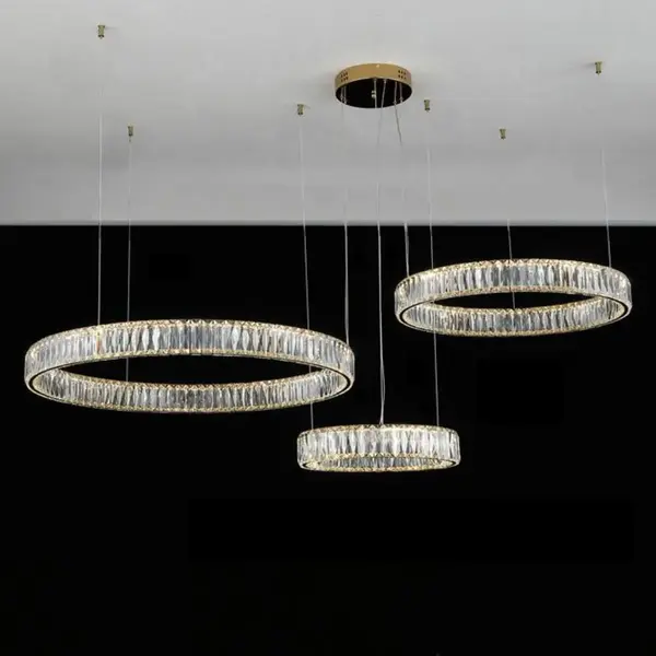 Stylowy dodatek w postaci żyrandola kryształowego Crystal XXL Złoty, idealnego do eleganckiej przestrzeni, od Primavera Home.