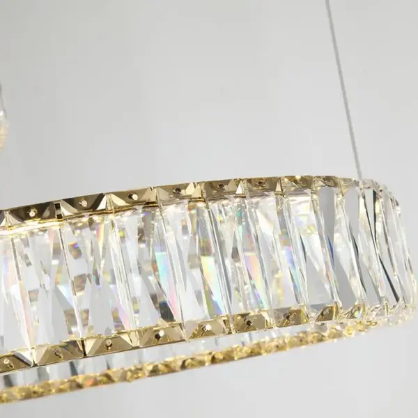 Innowacyjne rozwiązania w żyrandolu kryształowym Crystal XXL Złoty, od Primavera Home.