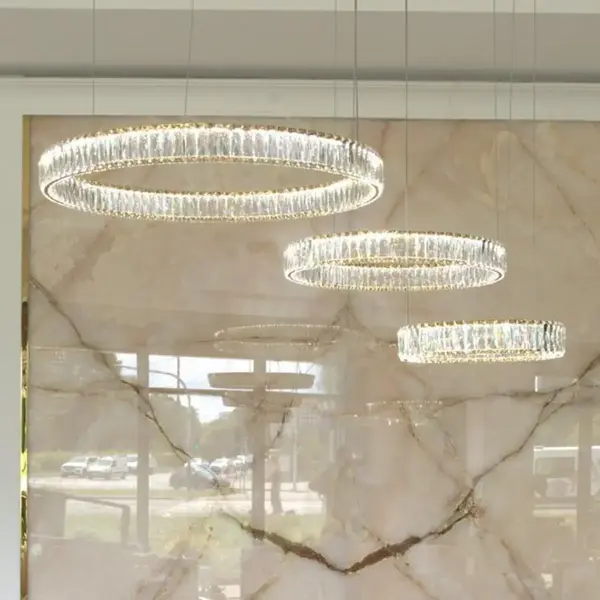 Wyjątkowe kryształy w żyrandolu kryształowym Crystal XXL Złoty, projekt od Primavera Home.
