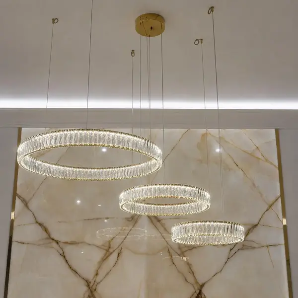 Nowoczesny styl żyrandola kryształowego Crystal XXL Złoty, idealny do modnych aranżacji, od Primavera Home.