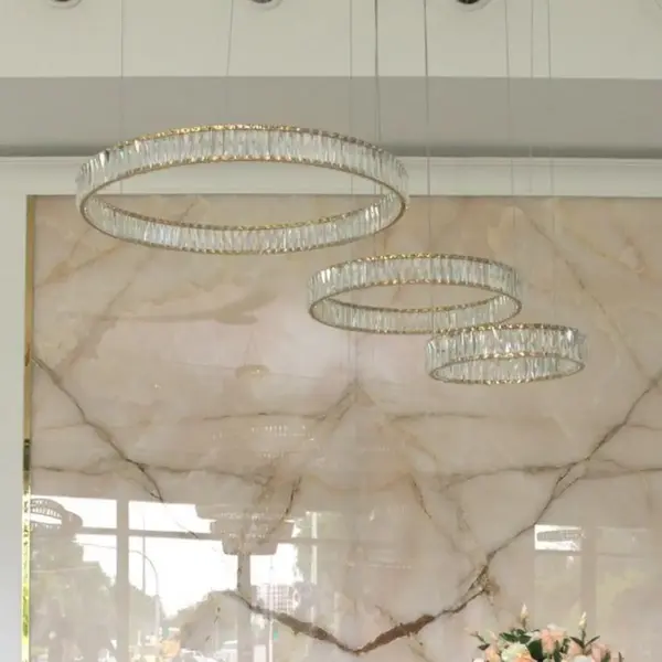 Zaawansowane oświetlenie LED w żyrandolu kryształowym Crystal XXL Złoty, projekt od Primavera Home.