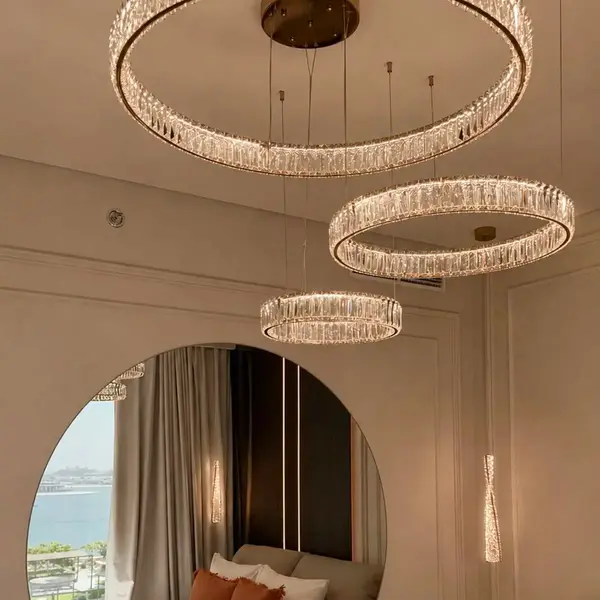 Piękno żyrandola kryształowego Crystal XXL Złoty, każdy detal robi wrażenie, od Primavera Home.