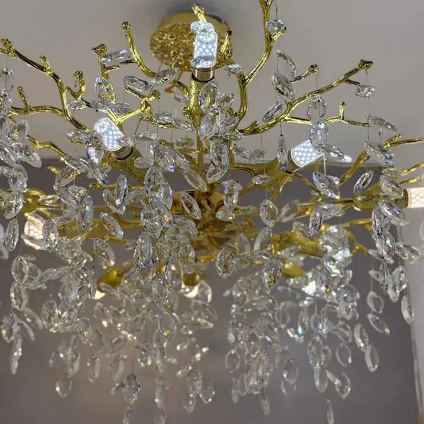 Krystaliczny blask żyrandola kryształowego QUEEN w eleganckim wnętrzu od Primavera Home.