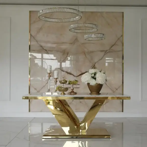 Zbliżenie detalu blatu stołu z konglomeratem w salonie Primavera Home.