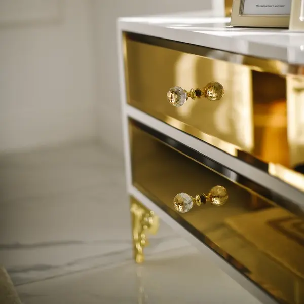 Detail lustrzanej komody RTV VENICE – srebrne uchwyty i lakierowane wykończenie