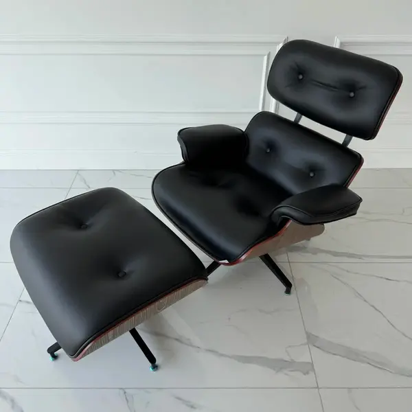 Ekspozycja fotela Lounge z podnóżkiem oraz podnóżka w showroomie Primavera Home.