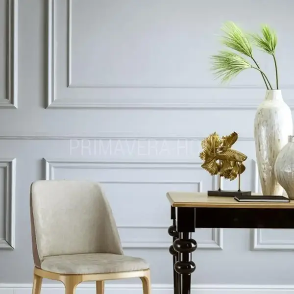 Zbliżenie na klasyczne krzesło Napoli w stylu glamour. Meble od Primavera Home.
