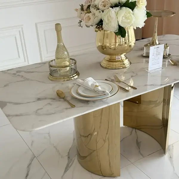 Aranżacja stołu glamour ROKSI w eleganckiej jadalni. Stylizacja od Primavera Home w Warszawie.