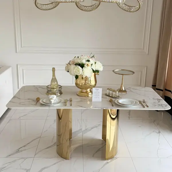 Aranżacja wnętrz z wykorzystaniem stołu ROKSI w stylu glamour. Projekt od Primavera Home.