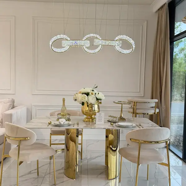 Detal złotych nóg stołu glamour ROKSI, ukazujący jego elegancję. Meble od Primavera Home.